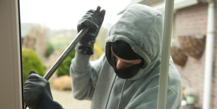 Zmizely starožitné hodiny a posilovací stroj