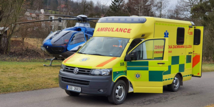 Dělník propadl střechou, zachraňoval ho vrtulník