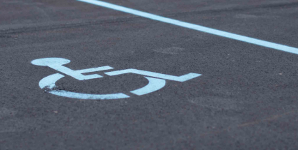 Neoprávněné parkování na místech pro invalidy je v Příbrami hitem. Přestupky se loni ztrojnásobily