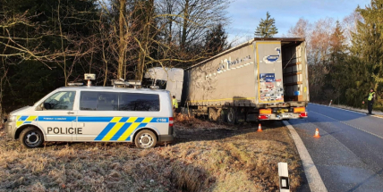 Na zledovatělé silnici mezi Teslíny a Míšovem havaroval kamion