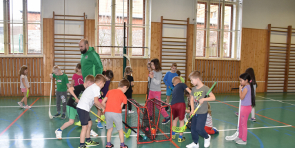 Do základních škol míří profesionální trenéři, budou učit děti sportovat
