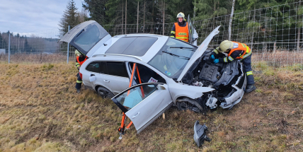 Řidič nezvládl řízení a skončil ve stráni, policisté uzavřeli sjezd na Strakonickou