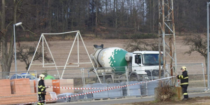 Vozidlo na čerpání betonu zasáhlo o elektrické vedení, hasiči povolali energetiky