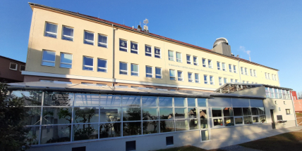 Děti z milínské základní školy se učí i ve skleníku. Pěstují strelicie, ale i muškáty do oken