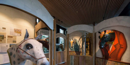 Dotkněte se, nakoukněte, zatočte s kličkou. Do příbramské galerie dorazila výstava Divadla bratří Formanů