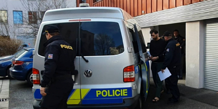 Video: Soud uvalil vazbu na muže, který střílel po autech. Hrozí mu 20 let vězení