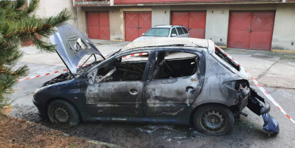 Hasiči likvidovali požár auta, mezitím byli okradeni