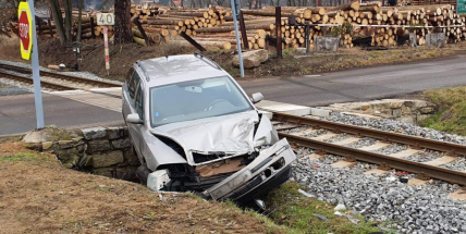 Na Příbramsku se srazil vlak s autem, nikdo se nezranil