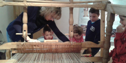 Ruční tkaní nepatří do skanzenu. Žáci dostanou tkalcovský stav