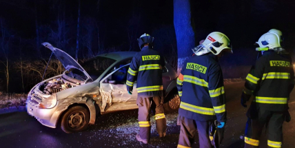 Dopravní nehoda uzavřela silnici na výjezdu z Příbrami, hasiči vyprošťovali zraněnou řidičku