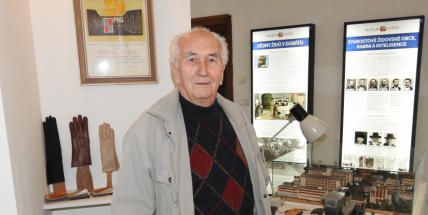 V Dobříši se ročně vyprodukovalo až 18 milionů párů kožených rukavic. Dnes toto řemeslo pomalu zaniká