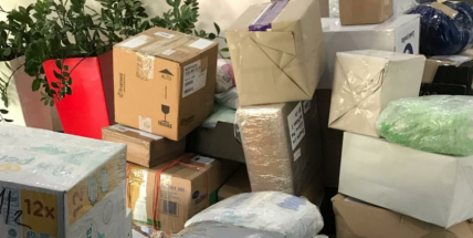 Plyšové hračky, oblečení, peníze. Pomáháte, kde se dá