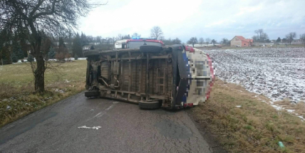 Dodávka skončila na boku, zablokovala silnici mezi Březnicí a Hudčicemi