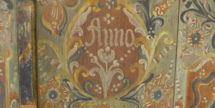 Pravnučka „českého Edisona“  darovala muzeu vzácnou malovanou skříň