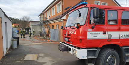 V Bohutíně hořelo ve sklepě uhlí, rychlým zásahem hasičů nedošlo k rozšíření plamenů