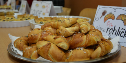 Studenti gymnázia pečou dobro. Pomáhají školákům z chudých rodin