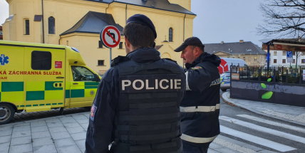 Rozepře skončila napadením, žena zůstala bezvládně ležet na zemi
