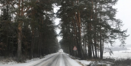 Řidiče na silnicích překvapila ledovka i sníh