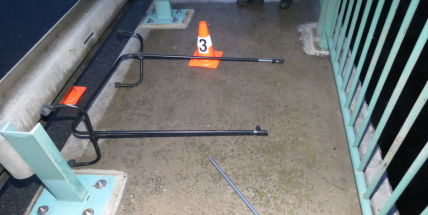 Na dálnici lze potkat leccos, třeba i věšák na oblečení