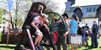 Kotrmelčák, hlavotoč, velký houpák. Tak by mohla vypadat Skalecká pouť v Mníšku pod Brdy