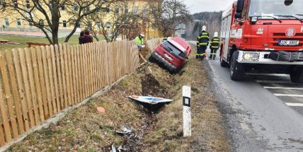 Vyjel ze silnice a zdemoloval plot u školy, na pomoc vyjely dvě hasičské jednotky