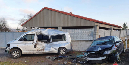 Nezvládla průjezd zatáčkou, havarovala do odstaveného vozidla a skončila v nemocnici