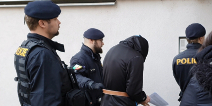 Video: Soud poslal obviněného z vraždy v Krámech do vazby