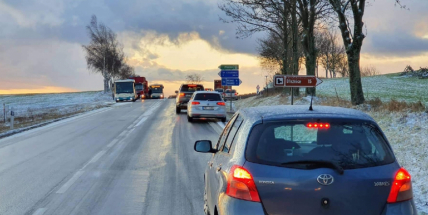 Ledovka komplikuje dopravu. Situaci na silnicích sledujeme on-line