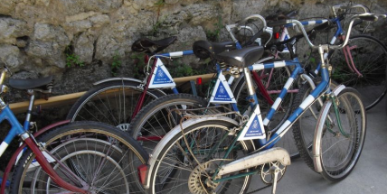 Zájem o sdílená kola v Petrovicích byl. Do stojanů se však nevracela, nebo byla zničená