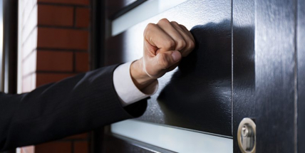 „Nezula se a dívala se do skříní,“ stěžují si na úředníky žadatelé o dávky v hmotné nouzi