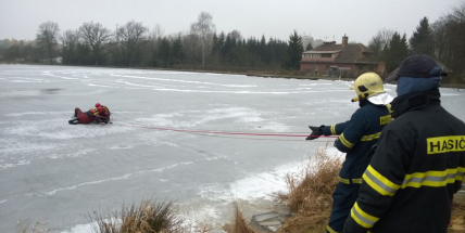 Hasiči cvičili na Fialáku, vytahovali tonoucího z vody