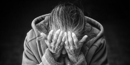 Svou matku vulgárně urážel a napadal pěstmi