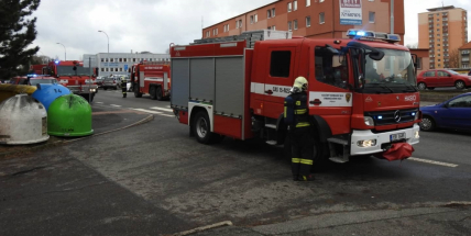 Kouř na chodbě bytového domu zalarmoval hasiče