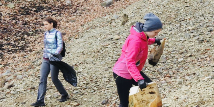 Pneumatiky, kanystry s olejem, plechovky. 300 dobrovolníků vyčistilo břehy Orlíka