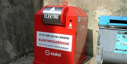 Recyklace elektroodpadu má nový mezičlánek. Vykradače kontejnerů