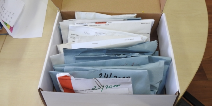 Vidle, meč s dřevěnou rukojetí, černá karta. Lidé ztrácejí nejen klíče a mobily