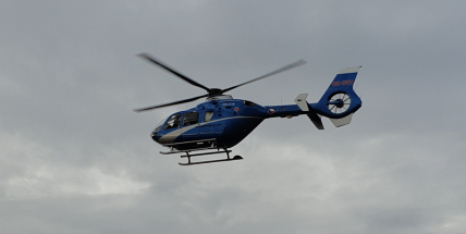 Pro popáleného muže spěchal záchranářský vrtulník. K úrazu došlo při manipulaci s pyrotechnikou