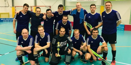 Hasiči vyměnili proudnice za florbalové hole