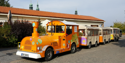 Měl přilákat turisty, místo toho stojí v garáži. Turistický vláček nechce v Příbrami nikdo provozovat