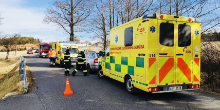 Přerazila zábradlí a skončila s vozem na boku. Nehoda si vyžádala zranění dvou osob