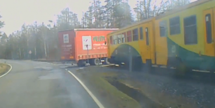 Záběry z palubní kamery: Řidič nákladního vozidla vjel přímo pod projíždějící vlak