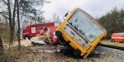 Škoda po srážce náklaďáku s vlakem přesahuje pět milionů, řidiči hrozí pět let ve vězení