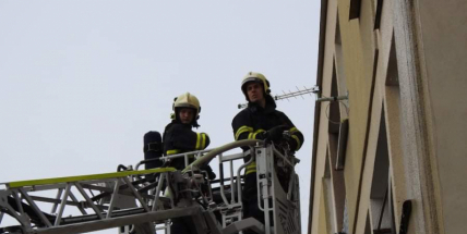 Požár na balkoně bytového domu likvidovaly dvě jednotky hasičů