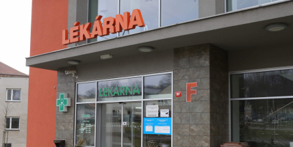 Lidé vykoupili kvůli koronaviru roušky, začínají se zásobovat potravinami