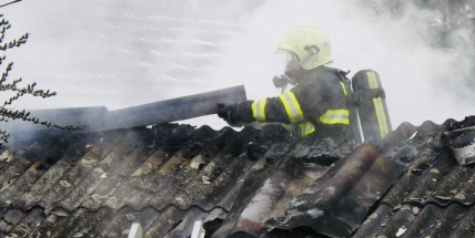 Hasiči zasahují u požáru kůlny v Jincích. Na místě jsou čtyři jednotky