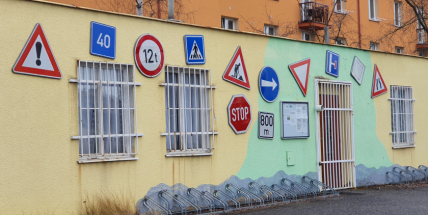 Chrání naše děti, ale je jich málo. Na příbramské dopravní hřiště jezdí děti až z Davle