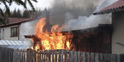 Hasiči vyjížděli k požáru pergoly v Podlesí, plameny se rozšířily i na vedlejší budovu