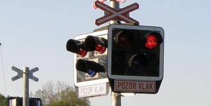 Osm železničních přejezdů ve středních Čechách dostane letos závory