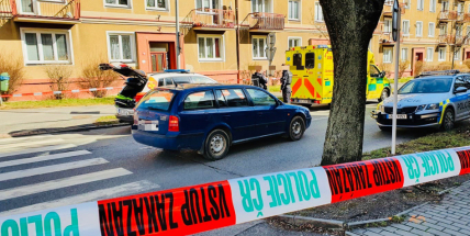 V Příbrami srazilo auto chodce, policisté ulici E. Beneše uzavřeli. Na místo přiletěl záchranářský vrtulník
