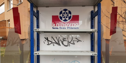Jinde jsou plné, v Příbrami zejí prázdnotou. Z knihobudek mizí knihy do druhého dne